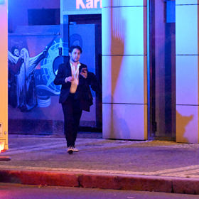 Mezitím začali vycházet hosté. 