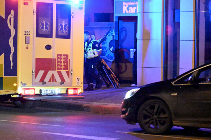 FOTO: Na premiéře byl nutný zásah záchranné služby. – stránka 751