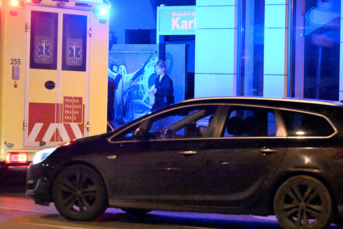 FOTO: Nakonec z divadla vyšel po svých. – stránka 749