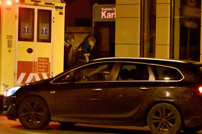 FOTO: Záchranáři poté doprovodili mladíka ven. – stránka 748