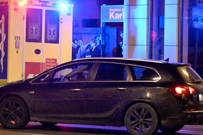 FOTO: Chlapec poté šel do sanitky. – stránka 747