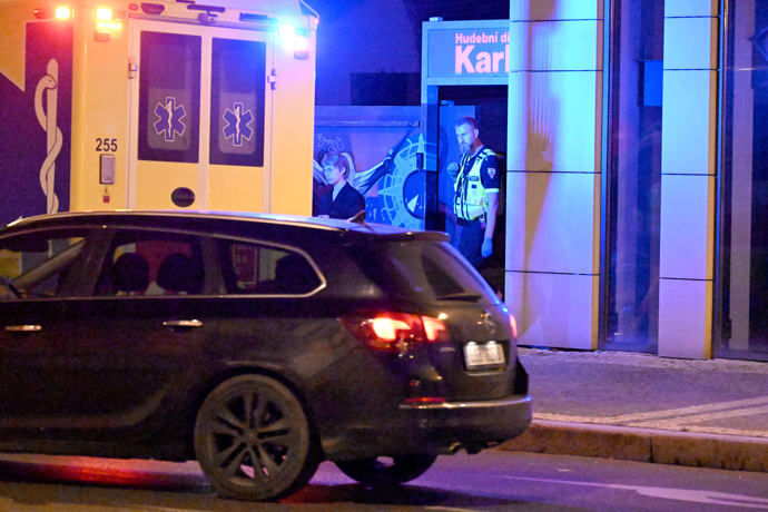 FOTO: Na premiéře byl nutný zásah záchranné služby. – stránka 743