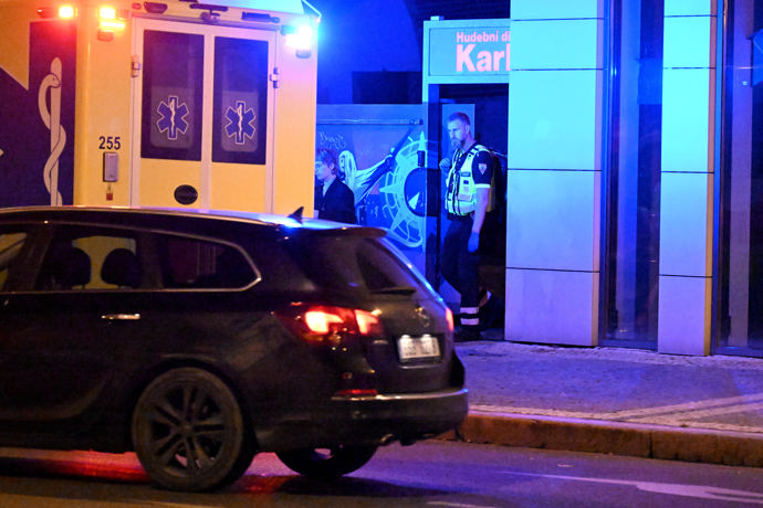 FOTO: Mladík se následně odebral do sanitky. – stránka 742