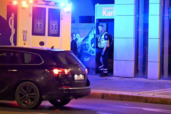 FOTO: Zde už vycházejí další záchranáři. – stránka 741