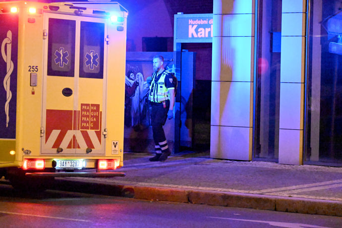 FOTO: Na premiéře byl nutný zásah záchranné služby. – stránka 740