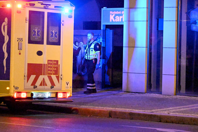 FOTO: Na premiéře byl nutný zásah záchranné služby. – stránka 739