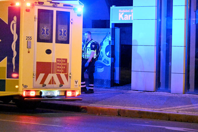 FOTO: Na premiéře byl nutný zásah záchranné služby. – stránka 738