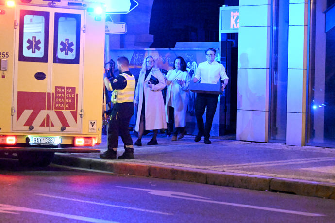 FOTO: Ondřej si také všiml, že na místě zasahuje záchranka. – stránka 734