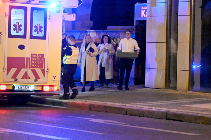 FOTO: Sanitka stála ještě dlouho na místě. – stránka 733