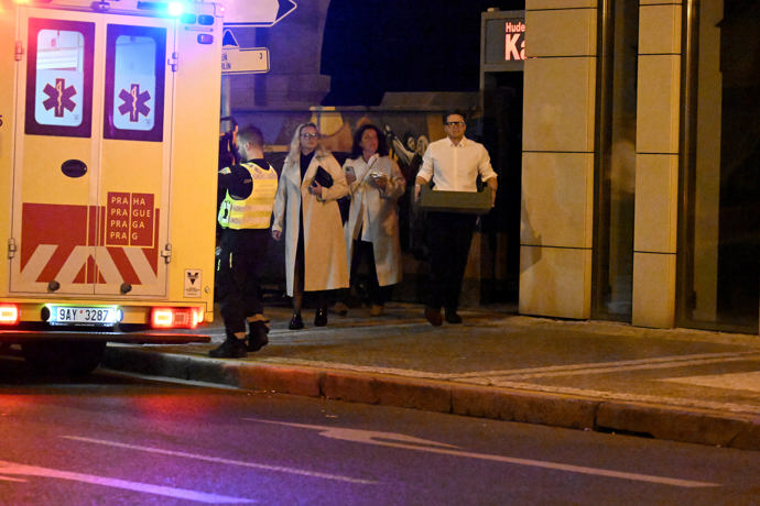 FOTO: Na premiéře byl nutný zásah záchranné služby. – stránka 732