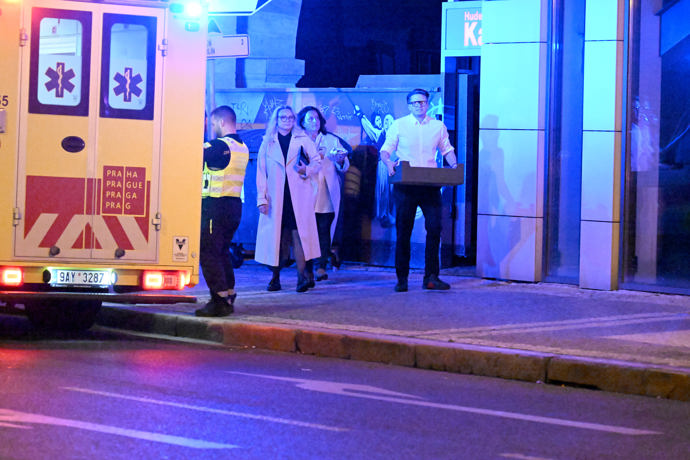 FOTO: Na premiéře byl nutný zásah záchranné služby. – stránka 731