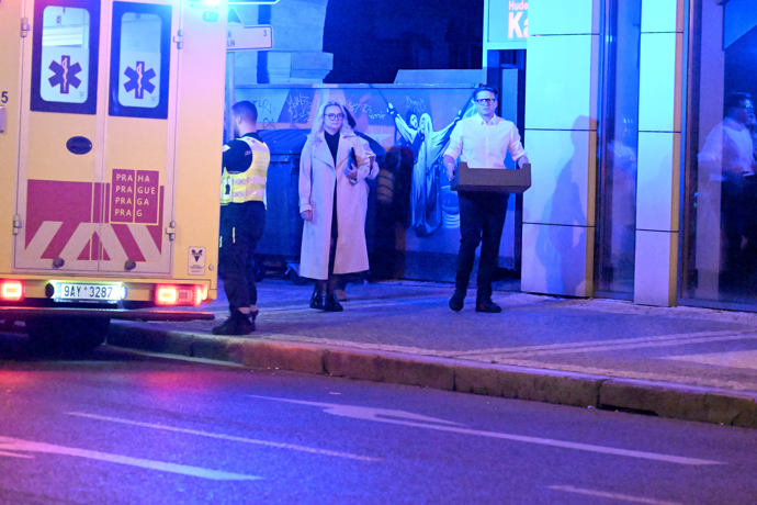 FOTO: Na premiéře byl nutný zásah záchranné služby. – stránka 730