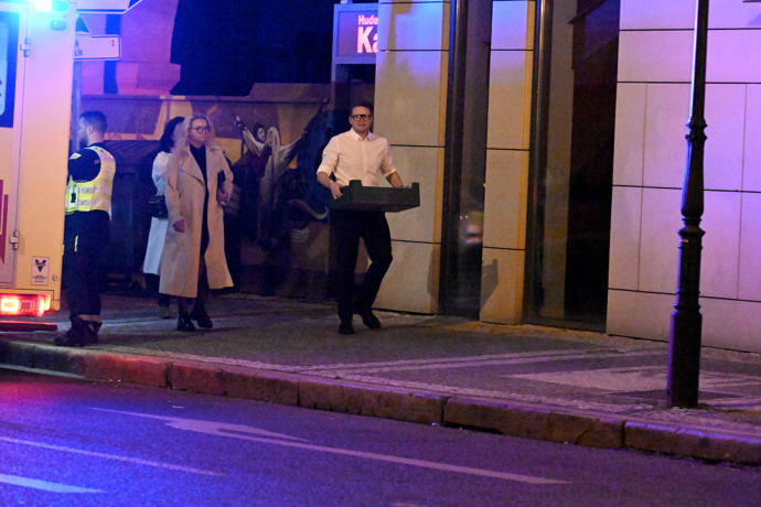 FOTO: Brzobohatý zrovna odcházel z divadla. – stránka 728