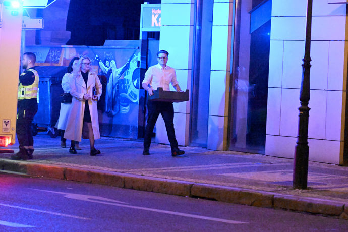 FOTO: Na premiéře byl nutný zásah záchranné služby. – stránka 727