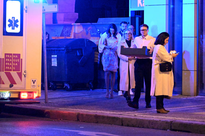 FOTO: Na premiéře byl nutný zásah záchranné služby. – stránka 713