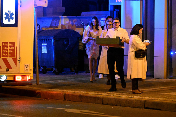 FOTO: Na premiéře byl nutný zásah záchranné služby. – stránka 712