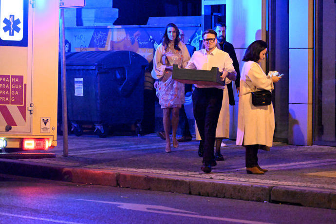 FOTO: Na premiéře byl nutný zásah záchranné služby. – stránka 710