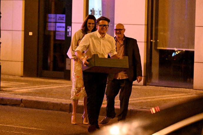 FOTO: Daniela s Ondřejem odešli ke svému vozu. – stránka 703