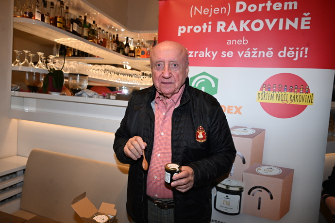 FOTO: Slováček na akci Dortem proti rakovině. – stránka 660