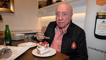 FOTO: Slováček se snaží být silný, ale vypadá zdrceně.