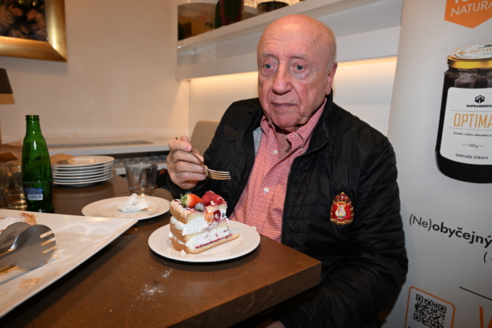 FOTO: Slováček se snaží být silný, ale vypadá zdrceně. – stránka 658