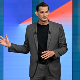 Cítí zodpovědnost za jeho úspěchy. 