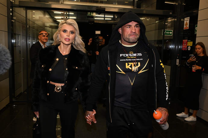 FOTO: Zatímco Karlos se plně soustředil na zápas, Lela pouze na to, aby vypadala perfektně. – stránka 948