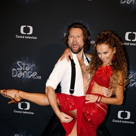 Dominika Rošková v první večer zazářila v rudých šatech s odhaleným bříškem.