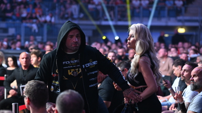 FOTO: Karlos se ještě naposledy dotkl své ženy a šel se připravit na zápas.