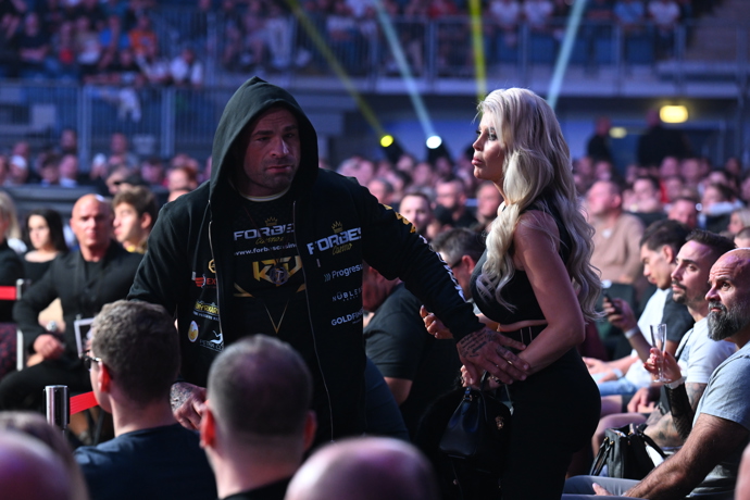 FOTO: Karlos se ještě naposledy dotkl své ženy a šel se připravit na zápas. – stránka 937