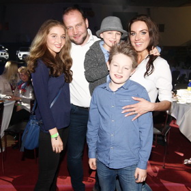 Lucie Šlégr je doma obklopená muži. Na fotografii se svými dvěma syny, manželovou dcerou z předchozího vztahu, a s manželem. Nejmladší syn Ron na fotografii chybí.