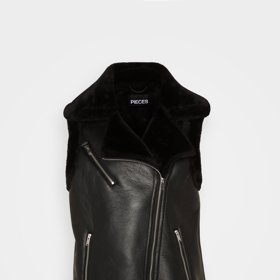 Vesta s asymetrickým zapínáním, Pieces, 2 199 Kč.