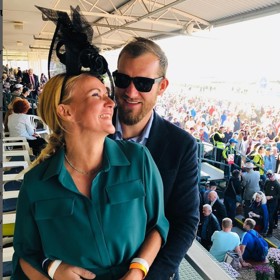 Vendula Pizingerová na Velké pardubické v zelených šatech od Tatiany Kovaříkové a s černým fascinátorem.