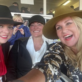 Vendula Pizingerová s kamarádkami, kterým klobouky s oblibou půjčuje.