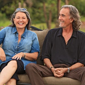 Dnes je Roseanne Barr spokojená po boku Johnnyho Argenta (na snímku), se kterým se seznámila přes internet. Rok si jen psali, momentálně spolu pěstují makadamové ořechy na Havaji.