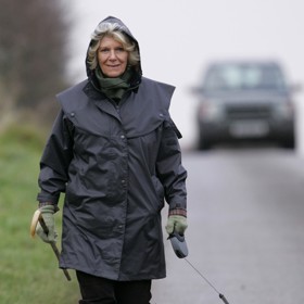 Nejlépe se ale cítila a dodnes cítí ve zcela neformálním oblečení. Camille jsou víc než lodičky na jehlovém podpatku a drahé šaty blízké pláštěnky, gumáky, džíny a neokázalé venkovské oblečení v zemitých barvách. Takto si například vyrazila na procházku s pejskem v roce 2008.