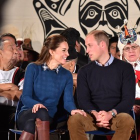 Jen málokdy si Kate dovolí být ve vzájemném fyzickém kontaktu na veřejnosti tak odvážná, jako v tomto případě. Pak to ale stojí za to. William a Kate na návštěvě komunitního centra Bella Bella v Kanadě.