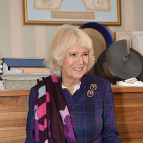 Když se Camilla, už coby vévodkyně z Cornwallu, objevila při méně formální příležitosti ve společnosti, působila trošku jako učitelka na penzi. Většinou volila nenápadné outfity v tmavě modré barvě.