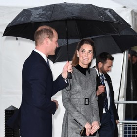 Princ William se chápe deštníku celkem pravidelně. Aby také ne, je to gentleman, a navíc má na rozdíl od Kate, která obvykle drží kabelku, volné ruce.