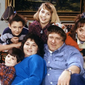 Herečka a komička Roseanne Barr (na gauči uprostřed) se dostala do povědomí diváků hlavně díky hlavní roli v komediálním seriálu Roseanne z konce osmdesátých a začátku devadesátých let.