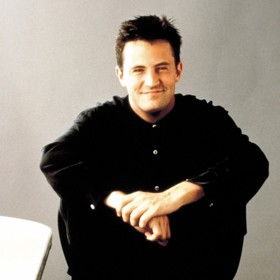 Matthewovi Perrymu bylo tehdy 23 let a měl za sebou natáčení pilotního dílu seriálu Přátelé. Doufal, že mu vznikající sitcom změní život.