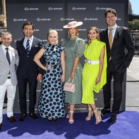 Dostihové závodiště na australském kontinentu dokonalými outfity hostů směle konkuruje nejedné vrcholné společenské události u nás.