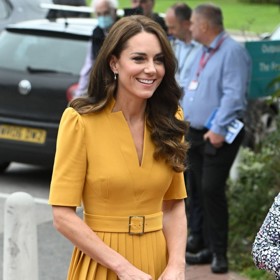 Kate si zakládá na detailech, které lichotí její postavě. Na snímku je to pásek v pase. 