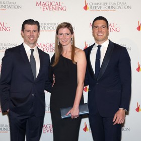 ...a se svými polorodými sourozenci Matthewem Reevem (vlevo) a Alexandrou Reeve také členem představenstva nadace svých rodičů, která pomáhá ochrnutým lidem.