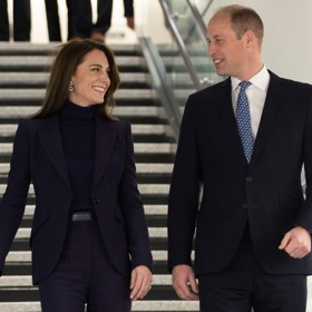 Inkriminovaná loňská návštěva Bostonu, kterou okomentovala expertka na řeč těla Judi James. Podle ní je jasné, že William a Kate mezi sebou mají hluboké pouto. Ze snímku je patrné, jak zrcadlí svoje gesta, a ačkoliv se nedrží za ruce, doslova z nich sálá láska.