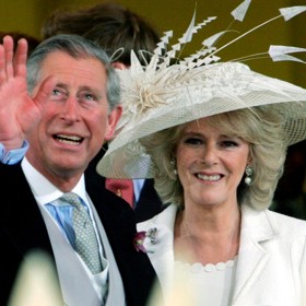 Když se ovšem na začátku 21. století stala oficiální partnerkou budoucího krále, prince Charlese, musela chtíc nechtíc změnit svůj šatník.