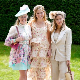 Austrálie hostí dostihy s přísným dress codem. Na jejich návštěvnice je tak radost pohledět.