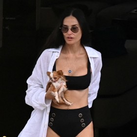 Díky tomu má i po šedesátce pořád ploché bříško a neuvěřitelně útlé nohy i paže. 