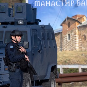 Kosovská policie řešila vážný incident, kdy třicítka Srbů přepadla klášter a držela rukojmí. Tamní vláda hovoří o terorismu, Srbská to odmítá.