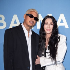 Hudební producent, jehož zuby zdobí diamanty, tělo tetování a hlavu bílý ježek, sbalil Cher prostřednictvím esemesek.